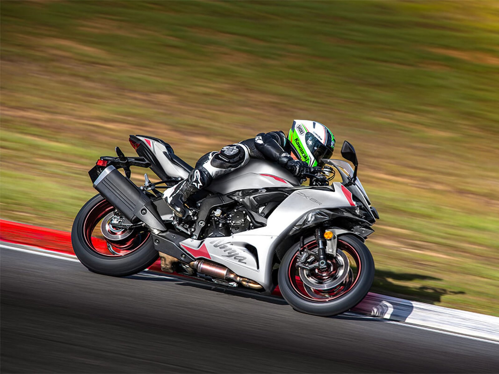 2025 Kawasaki Ninja ZX-6R - Image 4
