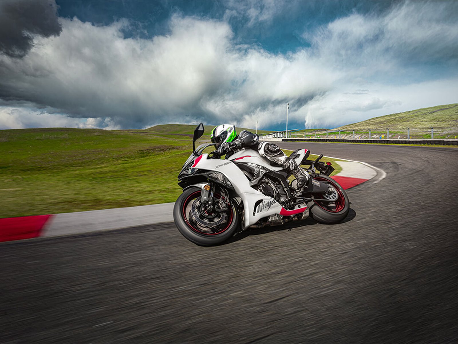 2025 Kawasaki Ninja ZX-6R - Image 5