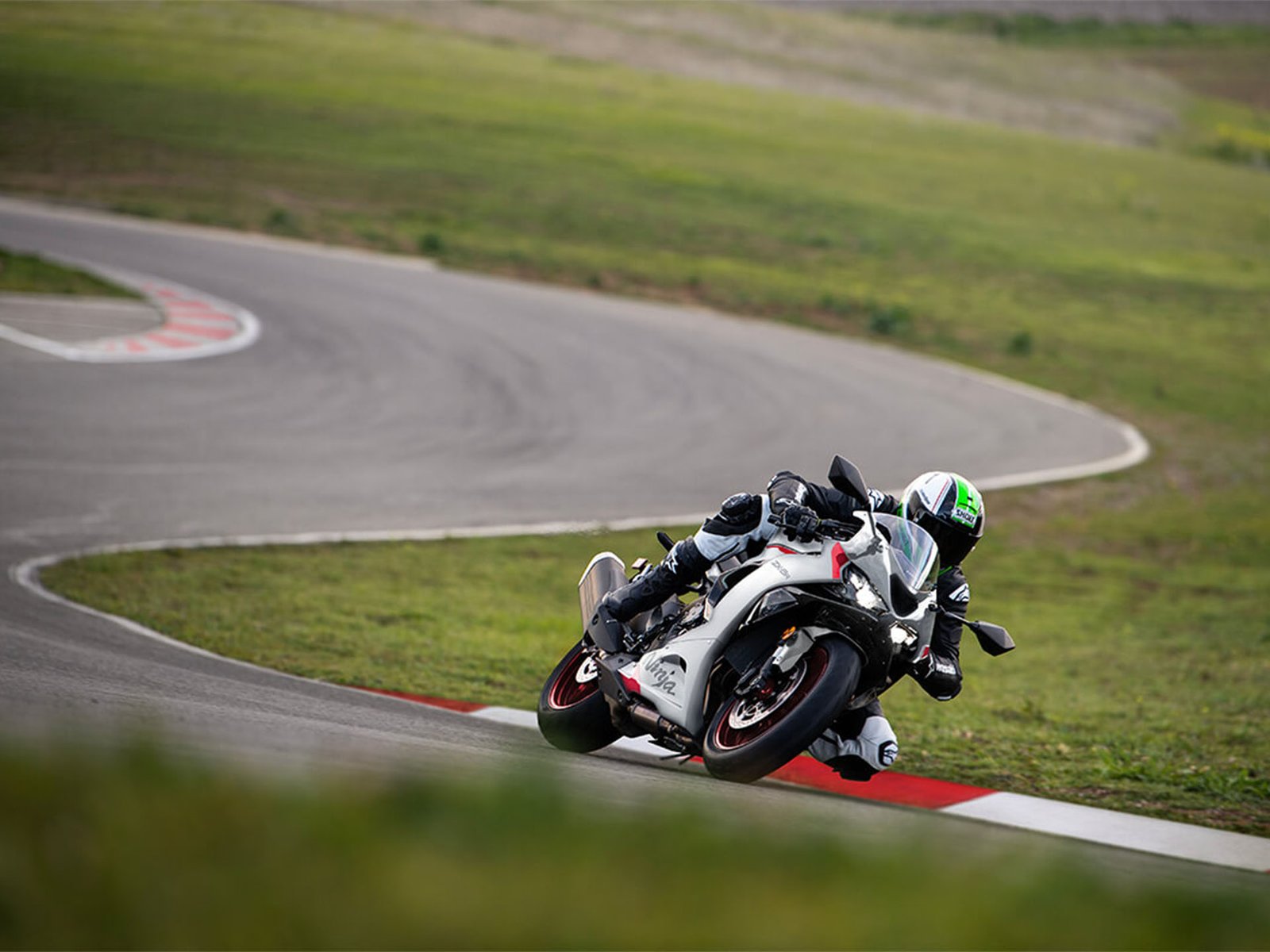 2025 Kawasaki Ninja ZX-6R - Image 6