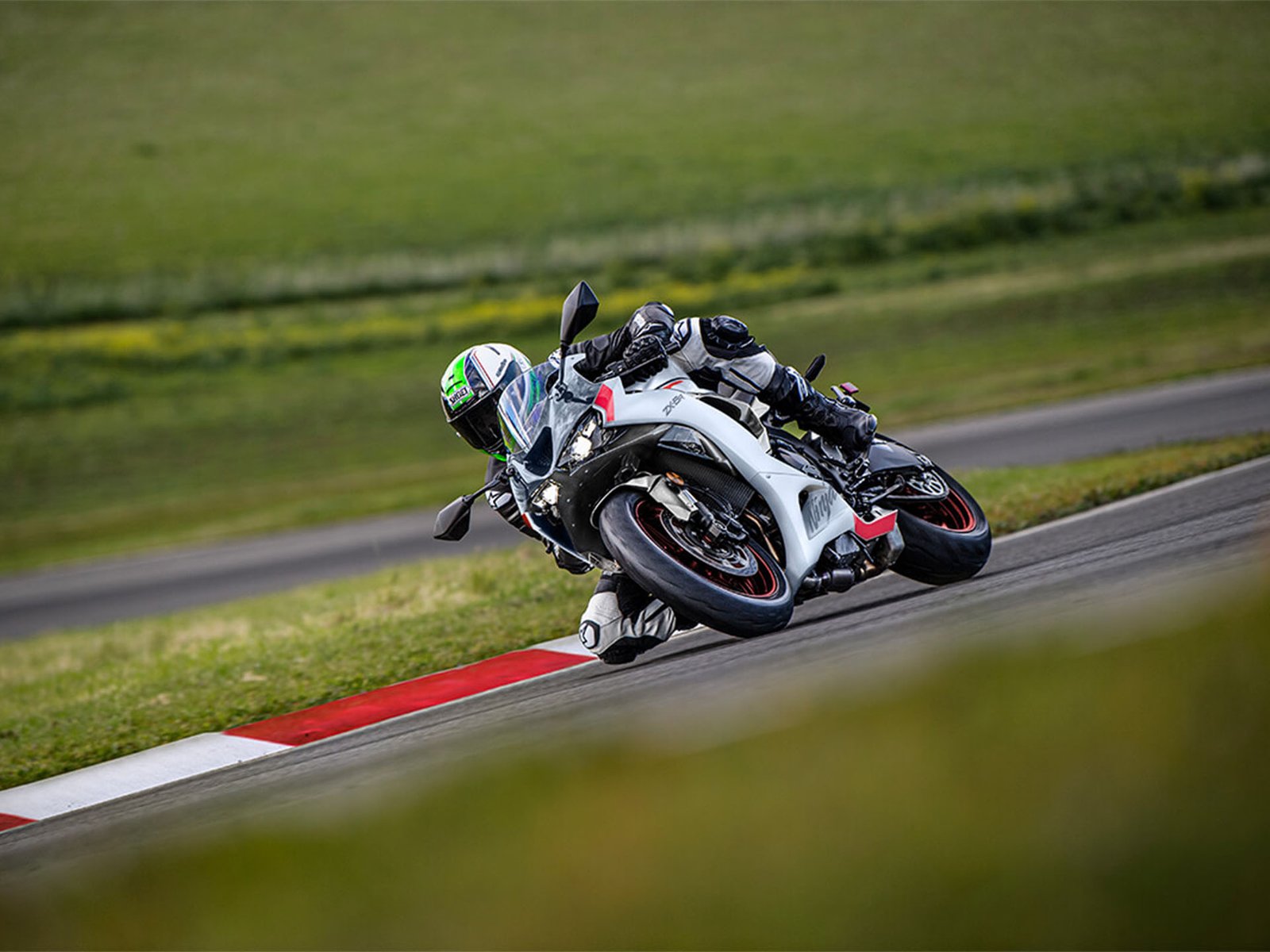 2025 Kawasaki Ninja ZX-6R - Image 7