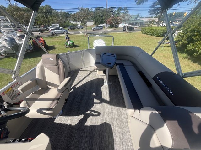 2027 Bennington 22 SL Yamaha F150XD2 - Image 10